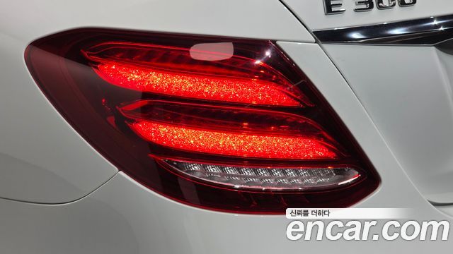 Mercedes-Benz E-Class 2019 — photo 9