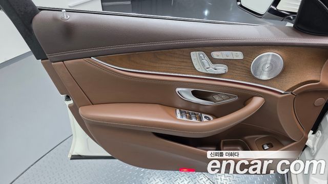 Mercedes-Benz E-Class 2019 — photo 14