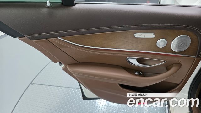 Mercedes-Benz E-Class 2019 — photo 15
