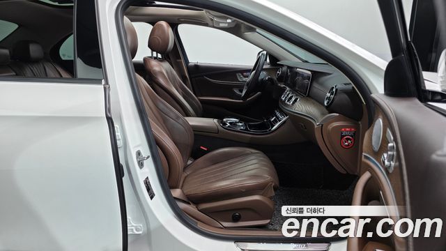 Mercedes-Benz E-Class 2019 — photo 16