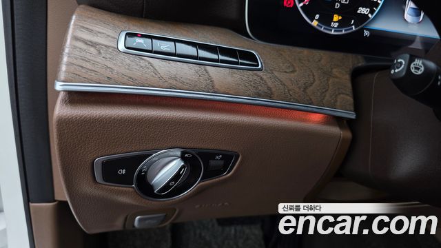 Mercedes-Benz E-Class 2019 — photo 27