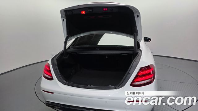 Mercedes-Benz E-Class 2019 — photo 36