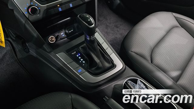 Hyundai AVANTE 2018 — photo 12
