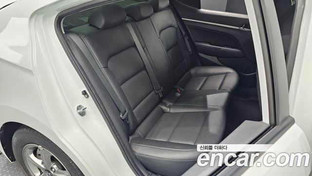 Hyundai AVANTE 2018 — photo 17