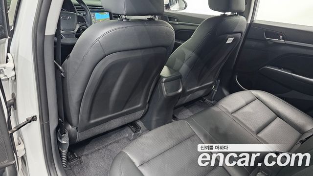Hyundai AVANTE 2018 — photo 24