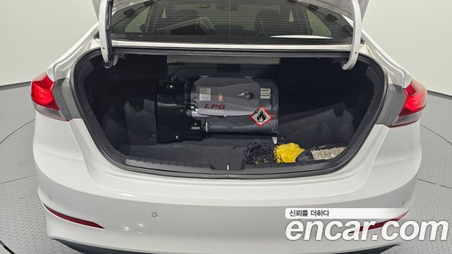Hyundai AVANTE 2018 — photo 26