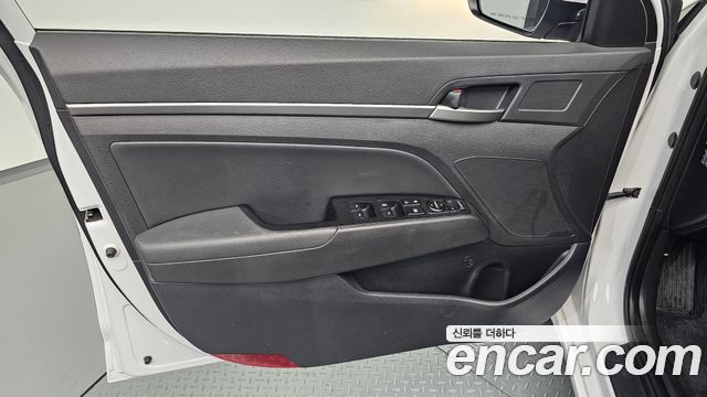 Hyundai AVANTE 2018 — photo 14