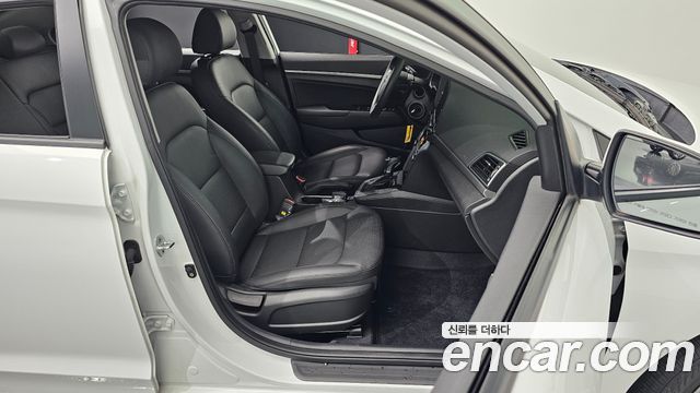 Hyundai AVANTE 2018 — photo 16