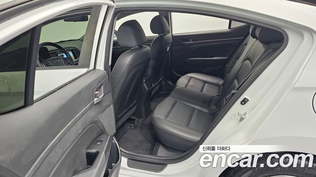 Hyundai AVANTE 2018 — photo 27