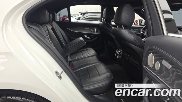 Mercedes-Benz E-Class 2022 — photo 18