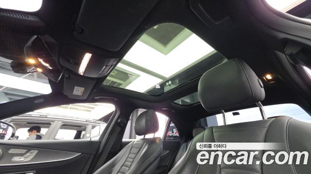 Mercedes-Benz E-Class 2022 — photo 24