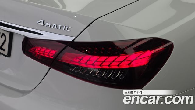 Mercedes-Benz E-Class 2022 — photo 9