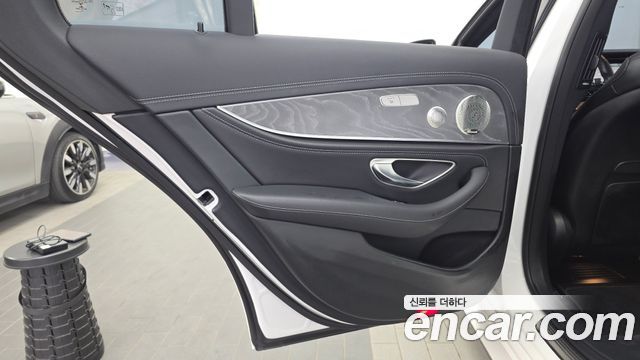 Mercedes-Benz E-Class 2022 — photo 15