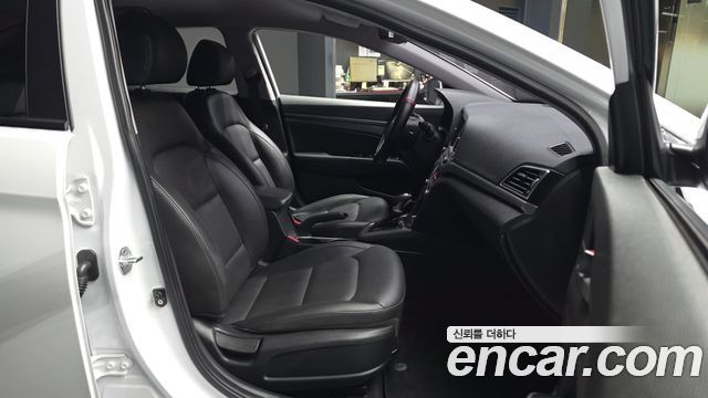 Hyundai AVANTE 2018 — photo 17