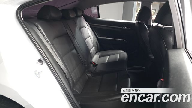 Hyundai AVANTE 2018 — photo 18