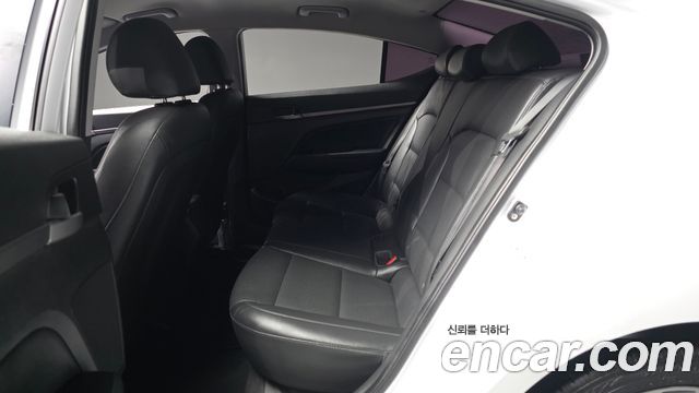 Hyundai AVANTE 2018 — photo 16
