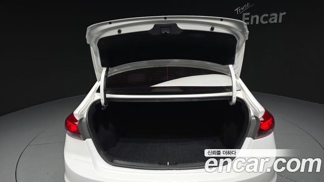 Hyundai AVANTE 2018 — photo 30