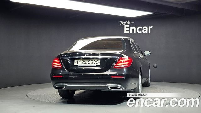Mercedes-Benz E-Class 2017 — photo 4