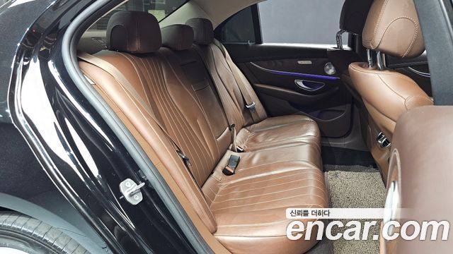 Mercedes-Benz E-Class 2017 — photo 11