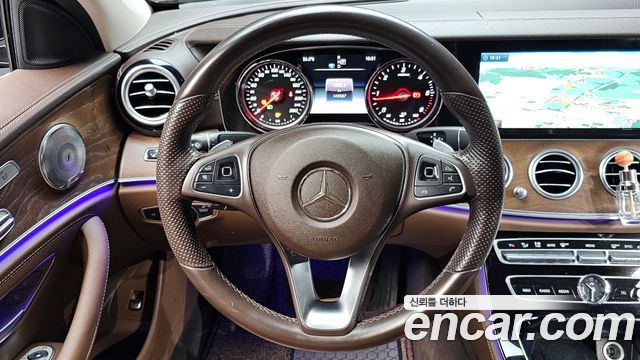 Mercedes-Benz E-Class 2017 — photo 13