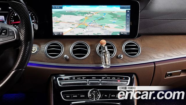 Mercedes-Benz E-Class 2017 — photo 14