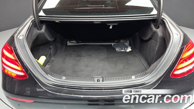 Mercedes-Benz E-Class 2017 — photo 20