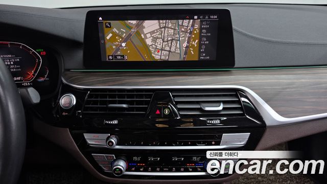 BMW 5-Series 2020 — photo 14