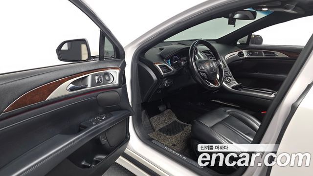 Lincoln MKZ 2018 — photo 13