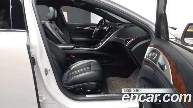 Lincoln MKZ 2018 — photo 17