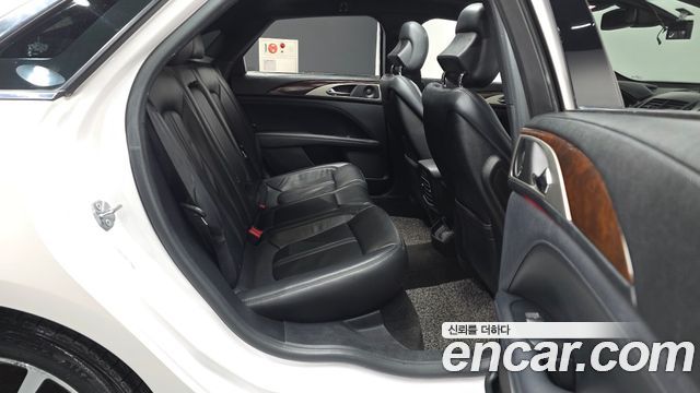 Lincoln MKZ 2018 — photo 18