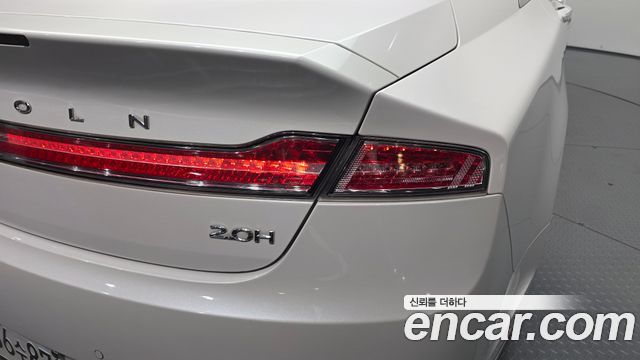 Lincoln MKZ 2018 — photo 9