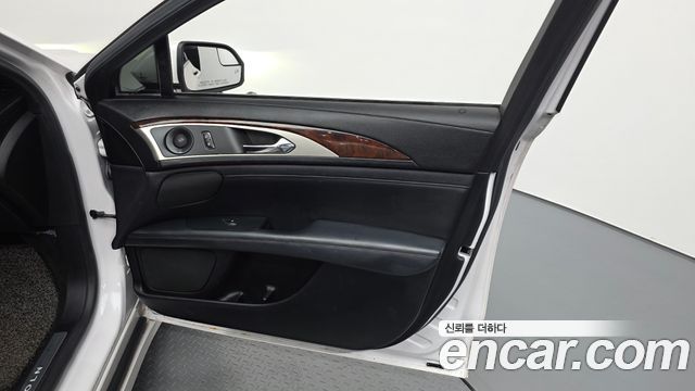 Lincoln MKZ 2018 — photo 14