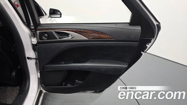 Lincoln MKZ 2018 — photo 15