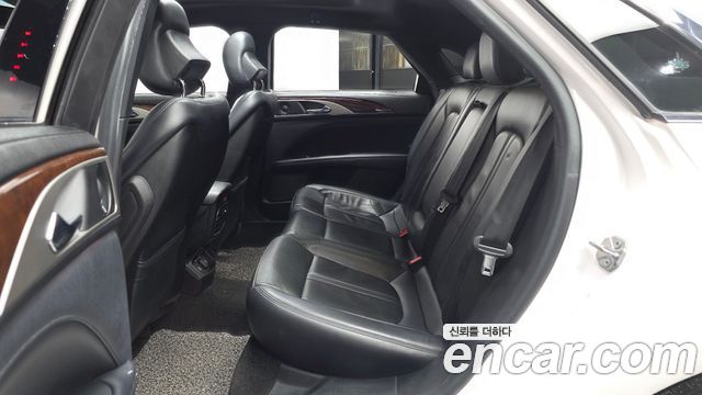 Lincoln MKZ 2018 — photo 16
