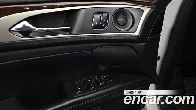 Lincoln MKZ 2018 — photo 28