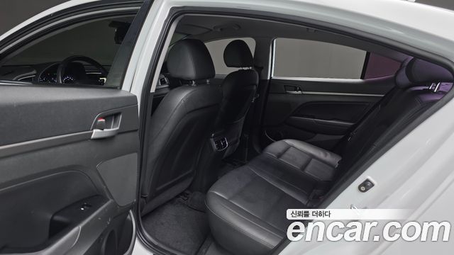 Hyundai AVANTE 2017 — photo 17