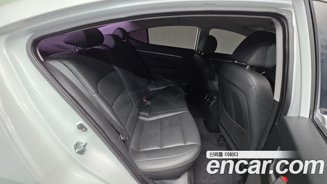 Hyundai AVANTE 2017 — photo 18