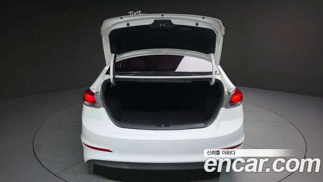 Hyundai AVANTE 2017 — photo 19