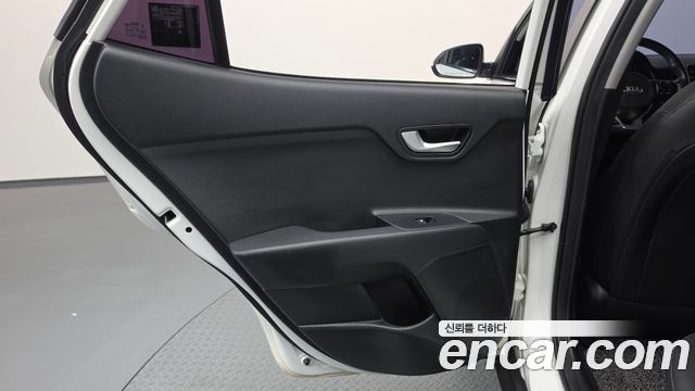 Kia Stonic 2018 — photo 15
