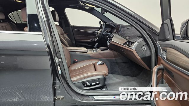 BMW 5-Series 2020 — photo 11