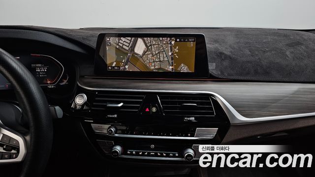 BMW 5-Series 2020 — photo 13