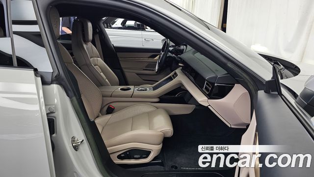 Porsche Taycan 2023 — photo 17
