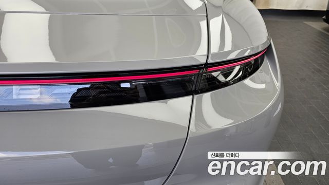 Porsche Taycan 2023 — photo 9