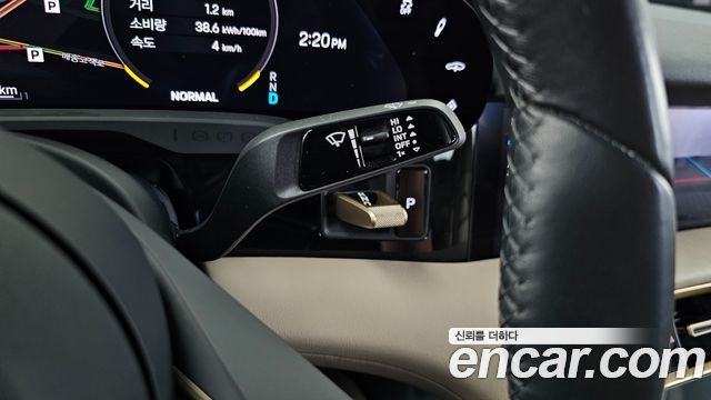 Porsche Taycan 2023 — photo 28