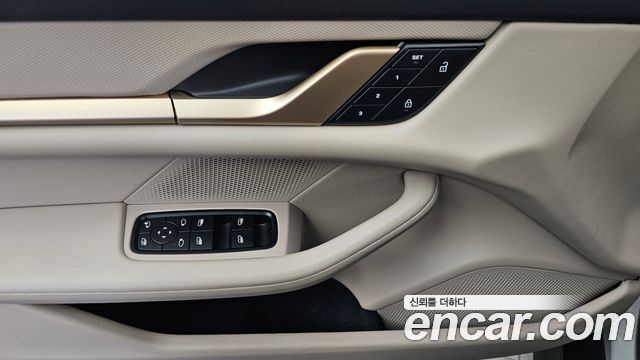 Porsche Taycan 2023 — photo 33