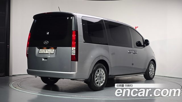 Hyundai Staria 2025 — photo 2