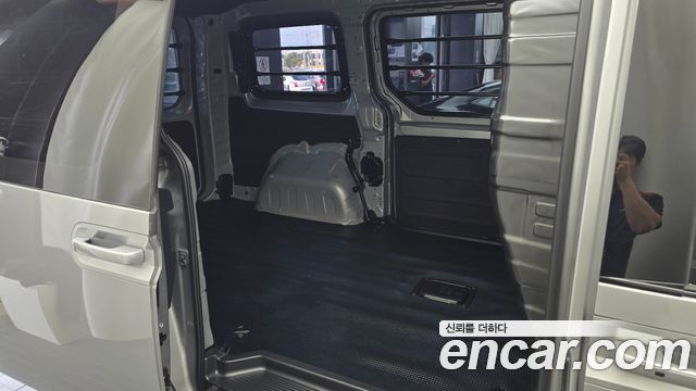 Hyundai Staria 2025 — photo 17
