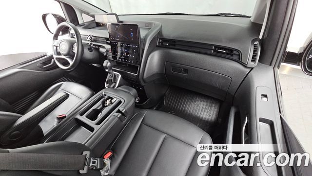 Hyundai Staria 2025 — photo 10