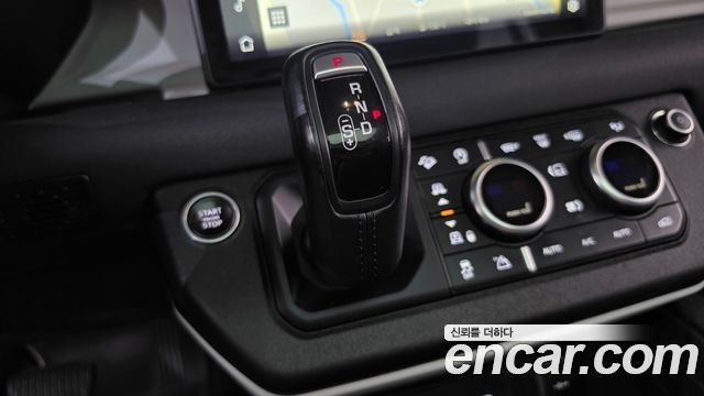 Land Rover Defender 2022 — photo 12