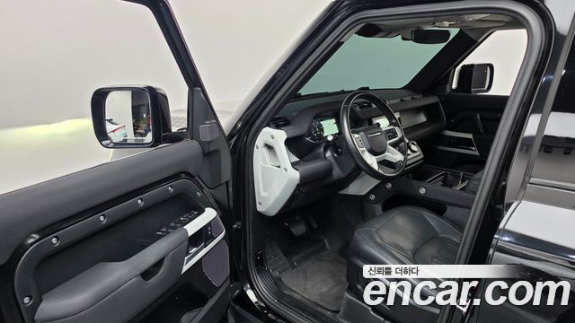 Land Rover Defender 2022 — photo 13